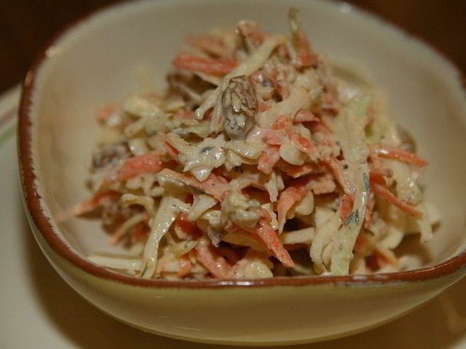 Рецепт капустного салата с яблоками, морковью и изюмом