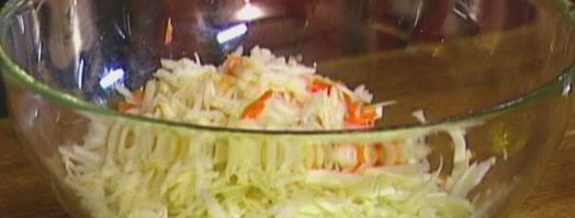 капустный салат с яблоками, морковью и изюмом. Шаг 4