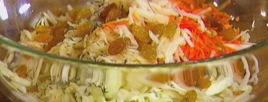 капустный салат с яблоками, морковью и изюмом. Шаг 5
