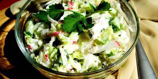 Капустный салат с заправкой из феты