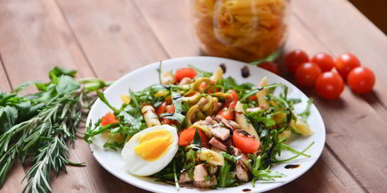 Холодный салат с пастой пенне и курицей