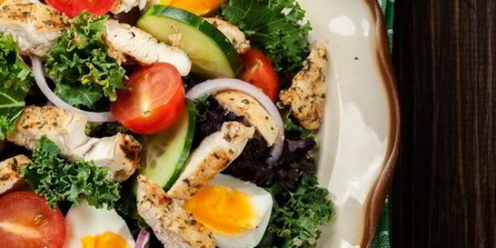 Легкий летний салат с куриной грудкой