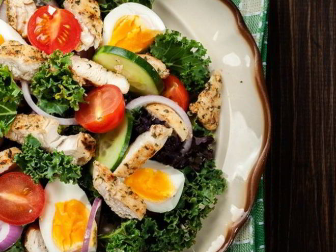 Рецепт легкого летнего салата с куриной грудкой
