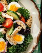 Легкий летний салат с куриной грудкой