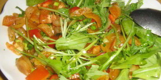 Освежающий салат с руколой и курагой