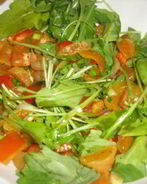 Освежающий салат с руколой и курагой