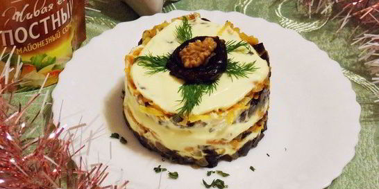 Салат Анастасия с грибами, орехами и черносливом