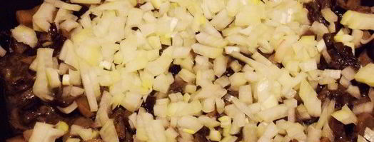 салат анастасия с грибами, орехами и черносливом. Шаг 2