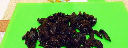 салат анастасия с грибами, орехами и черносливом. Шаг 4