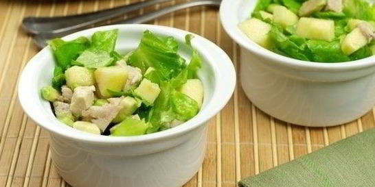 Салат из авокадо с грушей и сыром