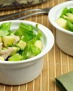 Салат из авокадо с грушей и сыром