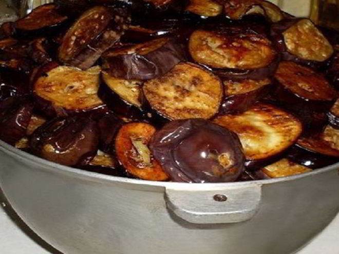 Рецепт салата из баклажанов с крекерами