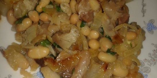 Салат из белой фасоли со скумбрией