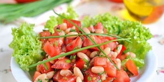 Салат из фасоли с помидорами