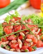 Салат из фасоли с помидорами