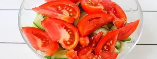 салат из капусты, огурцов и помидоров. Шаг 7