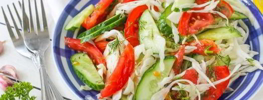 салат из капусты, огурцов и помидоров. Шаг 11