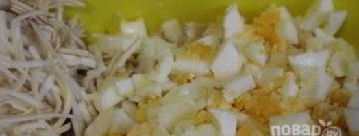 салат из колбасного сыра брутальный. Шаг 2