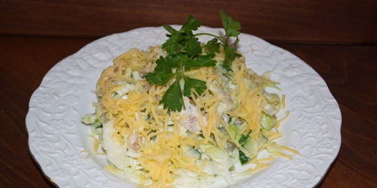 Салат из копченой курицы с сыром