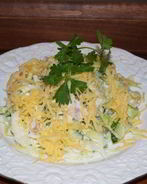 Салат из копченой курицы с сыром