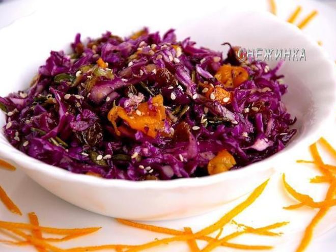 Рецепт салата из красной капусты с тыквой и тыквенными семечками