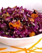 Салат из красной капусты с тыквой и тыквенными семечками