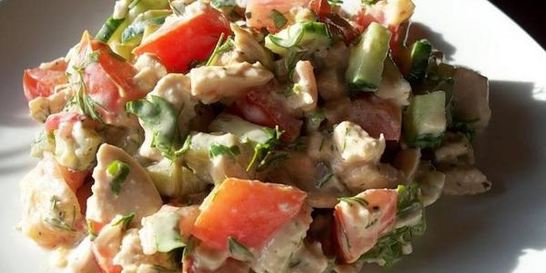 Салат из курицы с гренками и соусом тартар