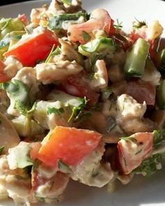 Салат из курицы с гренками и соусом тартар