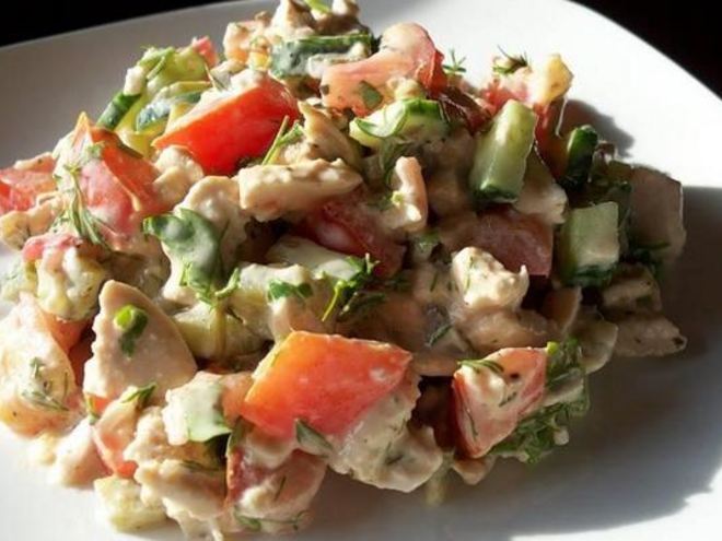 Рецепт салата из курицы с гренками и соусом тартар