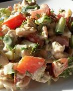 Салат из курицы с гренками и соусом тартар