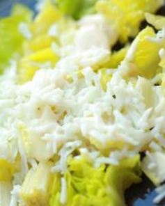 Салат из латука с яйцом