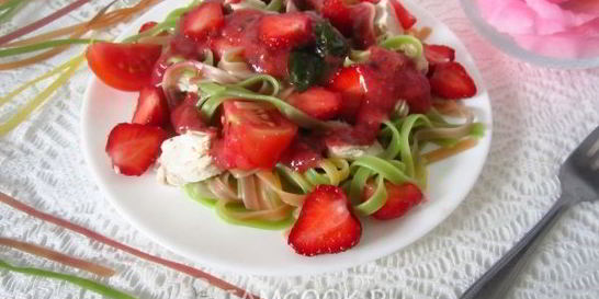 Салат из пасты с клубникой