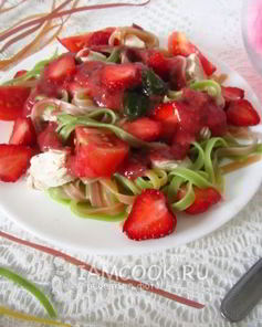 Салат из пасты с клубникой