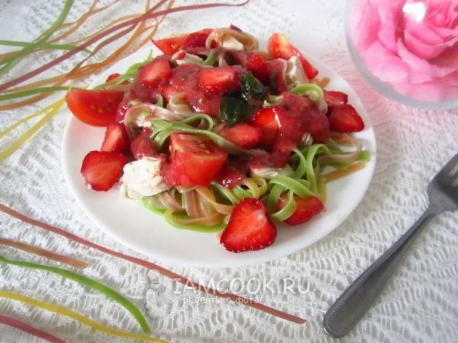 Рецепт салата из пасты с клубникой