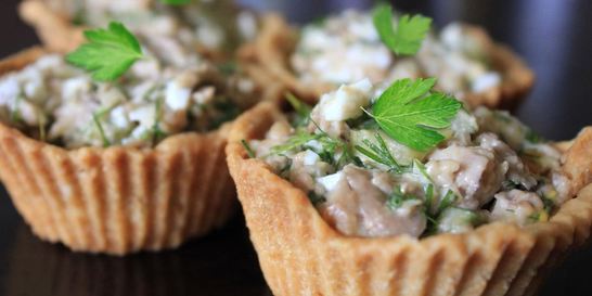 Салат из печени трески в тарталетках