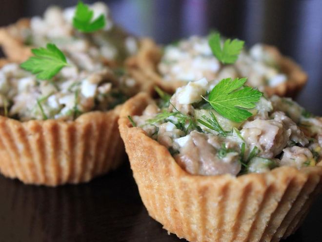 Рецепт салата из печени трески в тарталетках
