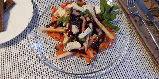 Салат из печеной свеклы с моцареллой и мятой
