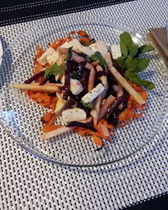 Салат из печеной свеклы с моцареллой и мятой