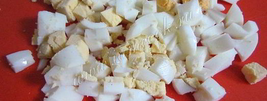 салат из пекинской капусты с яйцом и горошком. Шаг 3