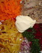 Салат из свежих овощей с мясом и картофелем пай