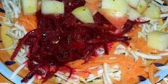 Салат из сырой свеклы, яблока и корня сельдерея