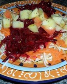 Салат из сырой свеклы, яблока и корня сельдерея