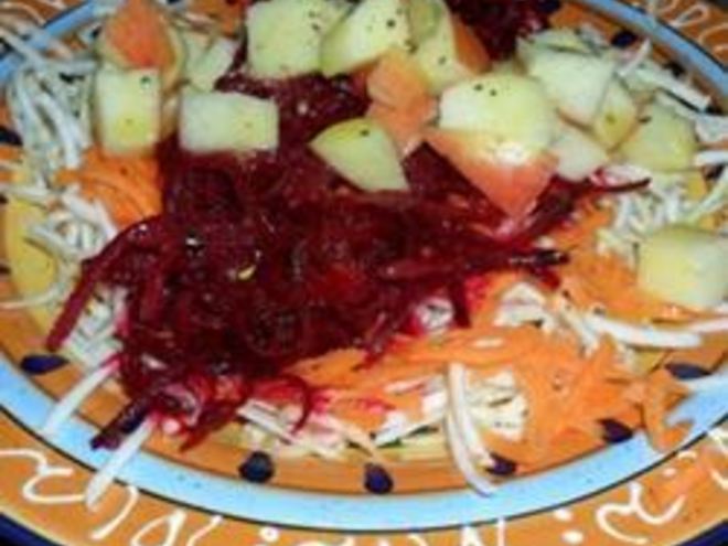 Рецепт салата из сырой свеклы, яблока и корня сельдерея