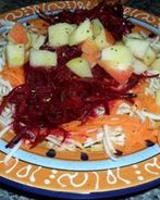 Салат из сырой свеклы, яблока и корня сельдерея