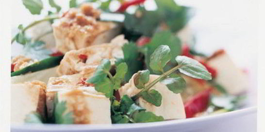 Салат из тофу с арахисовым соусом