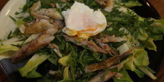 Салат из цикория с копченой рыбой и яйцом