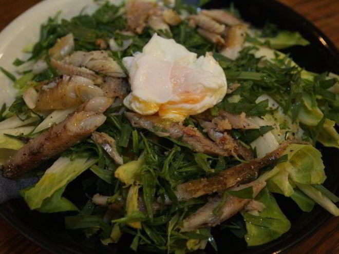 Рецепт салата из цикория с копченой рыбой и яйцом