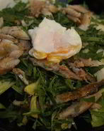 Салат из цикория с копченой рыбой и яйцом