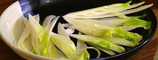 салат из цикория с копченой рыбой и яйцом. Шаг 2