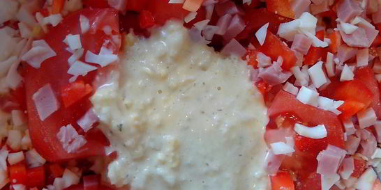 Салат из ветчины, помидоров, зеленого перца и яиц